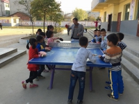 乒乓球兴趣小组在活动